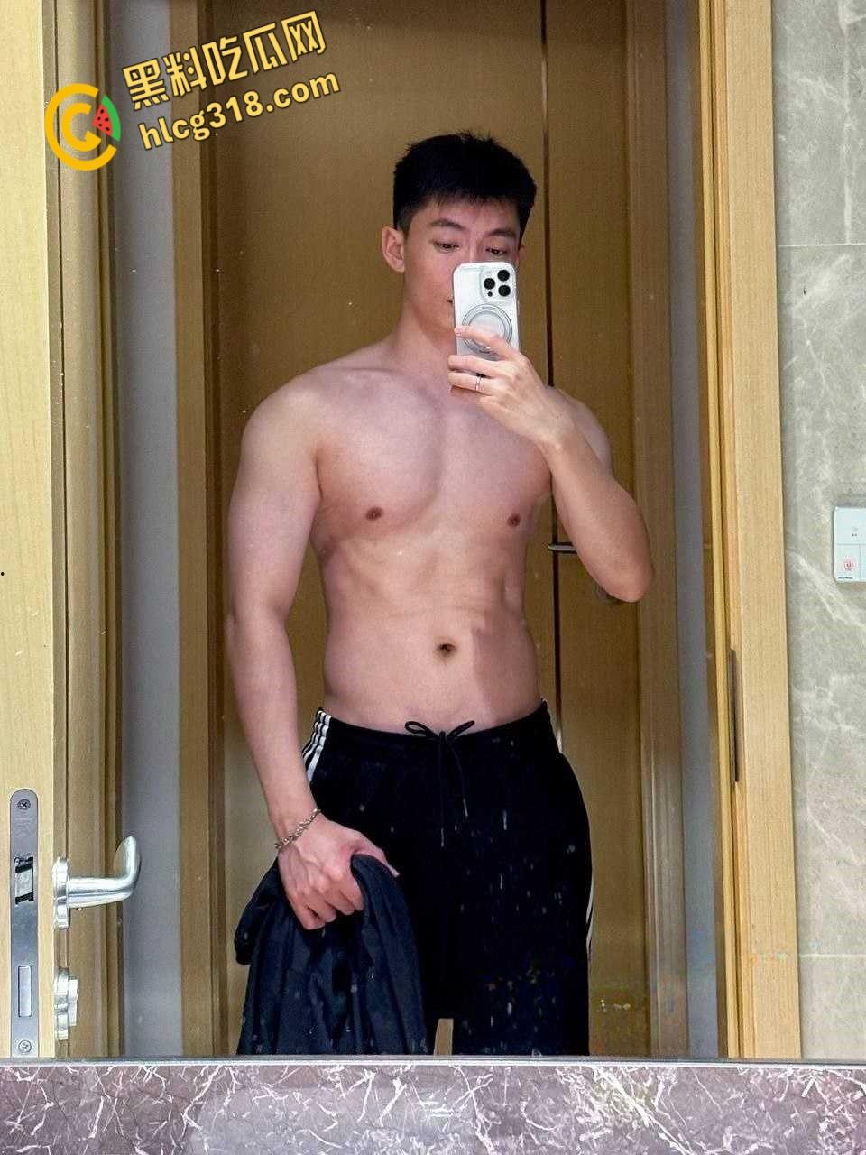 抖音男模约炮女粉丝,黑丝开裆裤性感小翘臀,后入猛猛打桩无套内射!-2