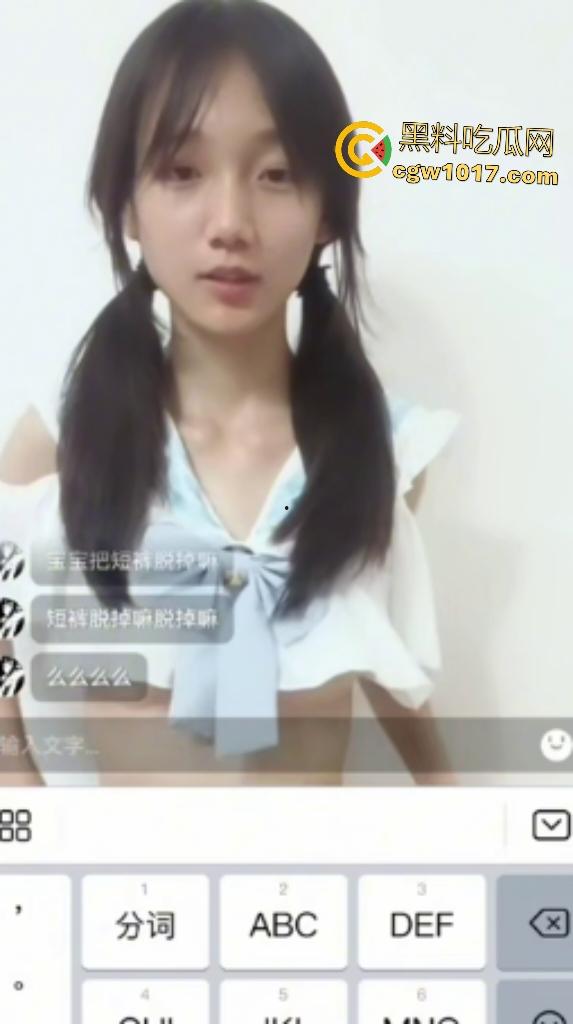 高中啦啦队被金主看上1V1视频,穿队服露奶撅臀听指挥,想看嫩逼还遮遮掩掩,精明护B只因金主钱不够!-1