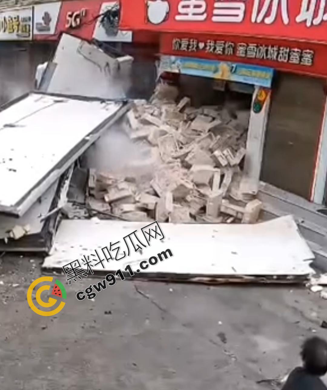 云南勐海惊现失控货车猛撞蜜雪冰城,司机身体严重内伤在地上哀嚎,现场惨烈不忍直视-3