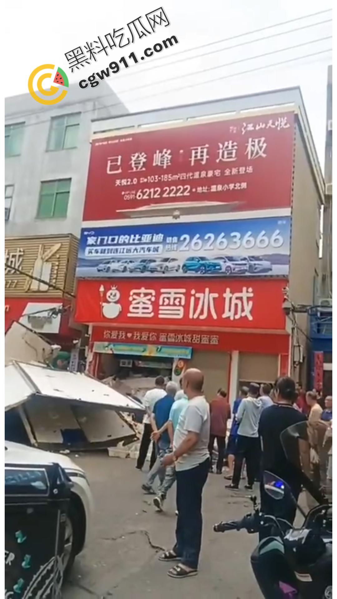 云南勐海惊现失控货车猛撞蜜雪冰城,司机身体严重内伤在地上哀嚎,现场惨烈不忍直视-7