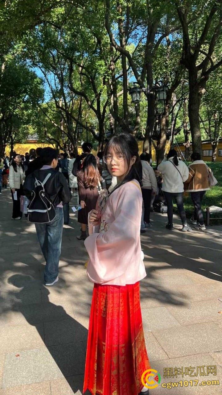 天津骚货眼镜妹【李彤彤】,约炮体育生视频流出,含屌玩手机还不够,边干边用跳蛋狂震嫩穴,简直骚到骨子里!-2