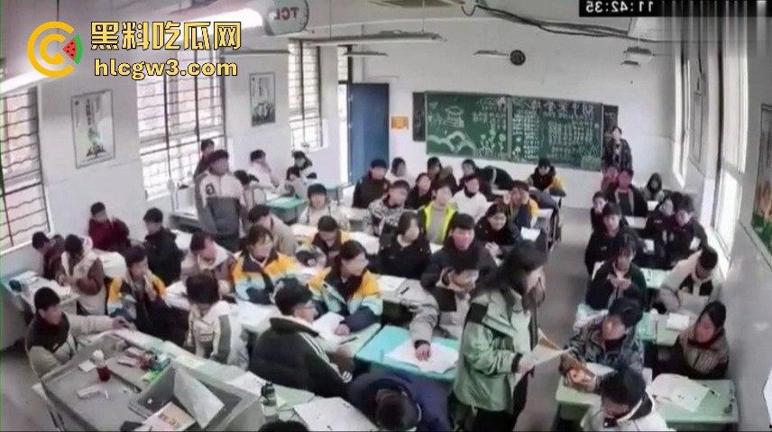 山东班主任女老师用戒尺教育学生被反击!遭学生当场辱骂殴打,男同学拉不住场面失控!-3