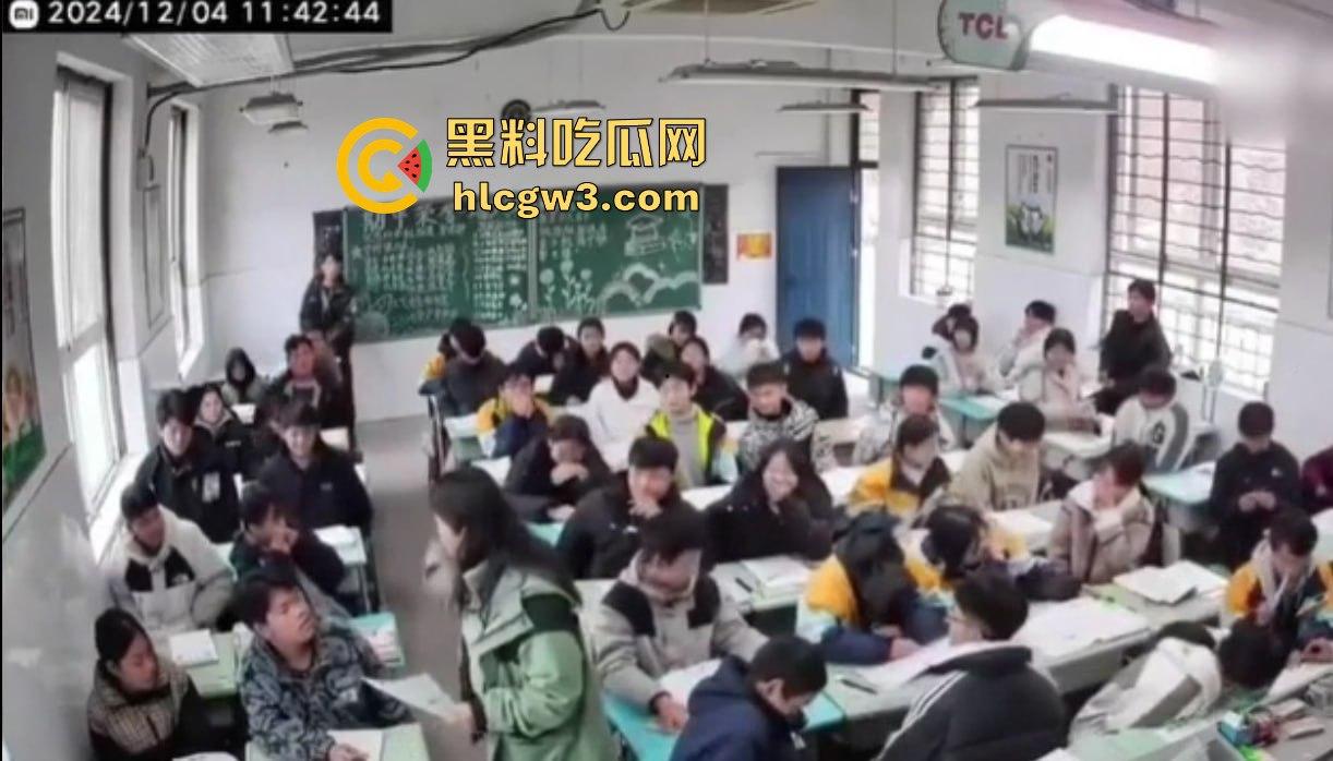 山东班主任女老师用戒尺教育学生被反击!遭学生当场辱骂殴打,男同学拉不住场面失控!-4
