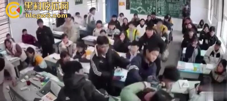 山东班主任女老师用戒尺教育学生被反击!遭学生当场辱骂殴打,男同学拉不住场面失控!-5