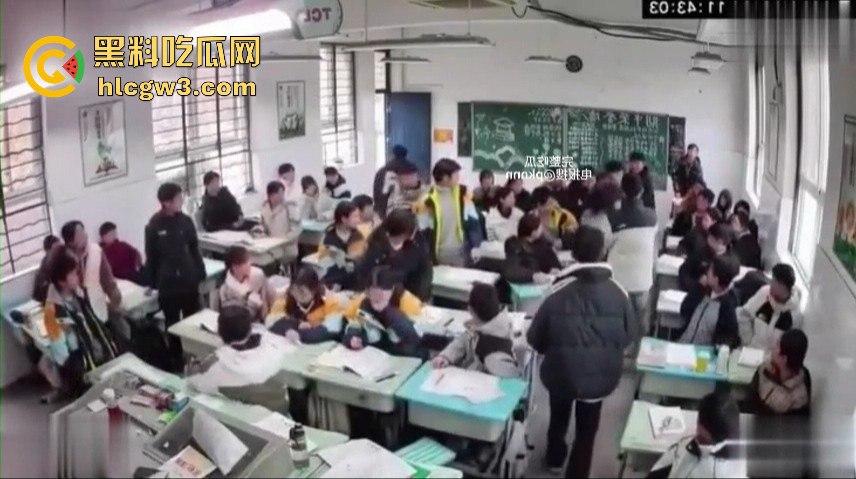 山东班主任女老师用戒尺教育学生被反击!遭学生当场辱骂殴打,男同学拉不住场面失控!-6