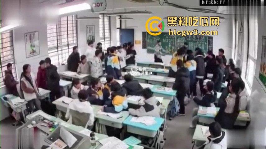 山东班主任女老师用戒尺教育学生被反击!遭学生当场辱骂殴打,男同学拉不住场面失控!-7