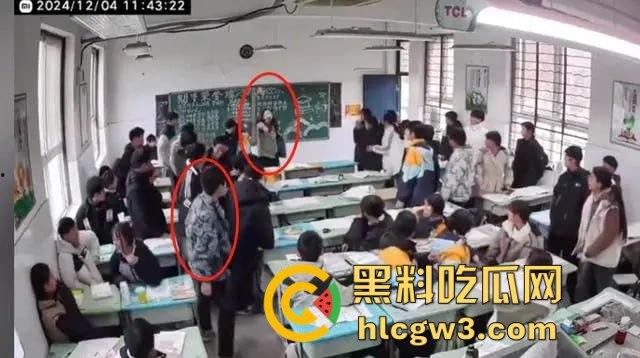 山东班主任女老师用戒尺教育学生被反击!遭学生当场辱骂殴打,男同学拉不住场面失控!-8