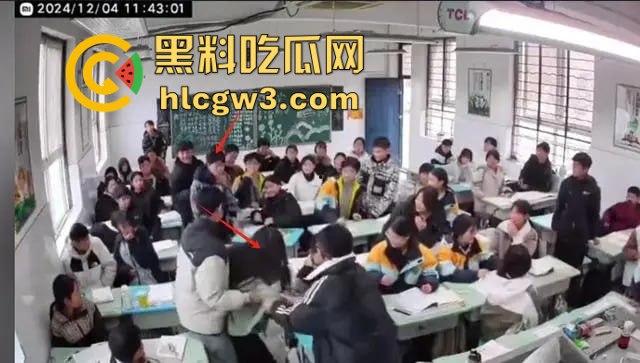 山东班主任女老师用戒尺教育学生被反击!遭学生当场辱骂殴打,男同学拉不住场面失控!-9