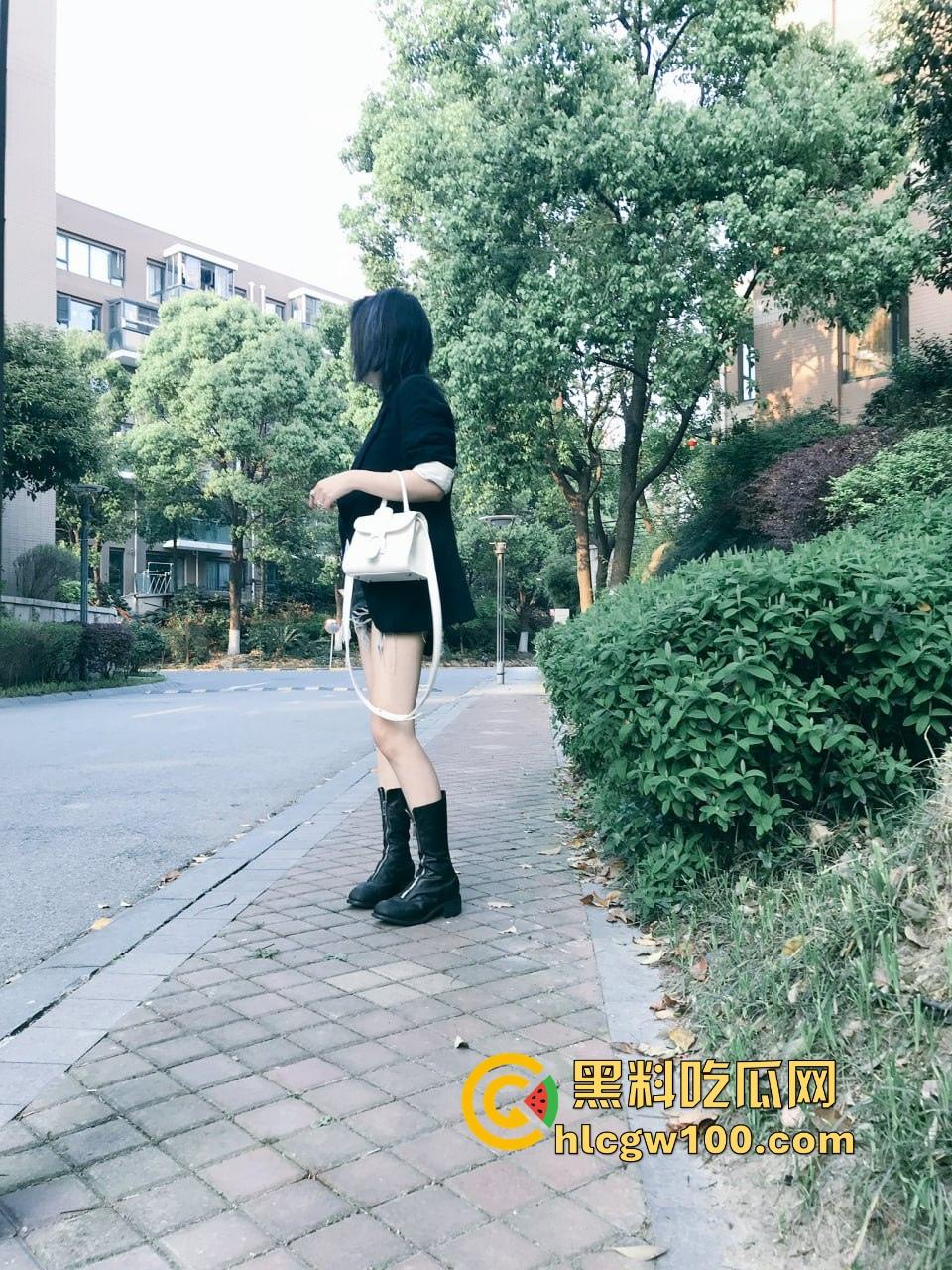 东航空姐女神【凌悦】穷人眼里的高冷女神,富人胯下的精盆母狗,丝袜美腿任人玩弄,有钱就能内射到爽!-1