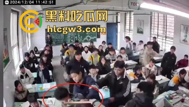 山东班主任女老师用戒尺教育学生被反击!遭学生当场辱骂殴打,男同学拉不住场面失控!-10
