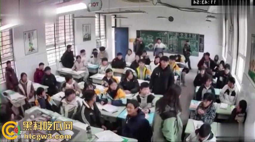 山东班主任女老师用戒尺教育学生被反击!遭学生当场辱骂殴打,男同学拉不住场面失控!-11
