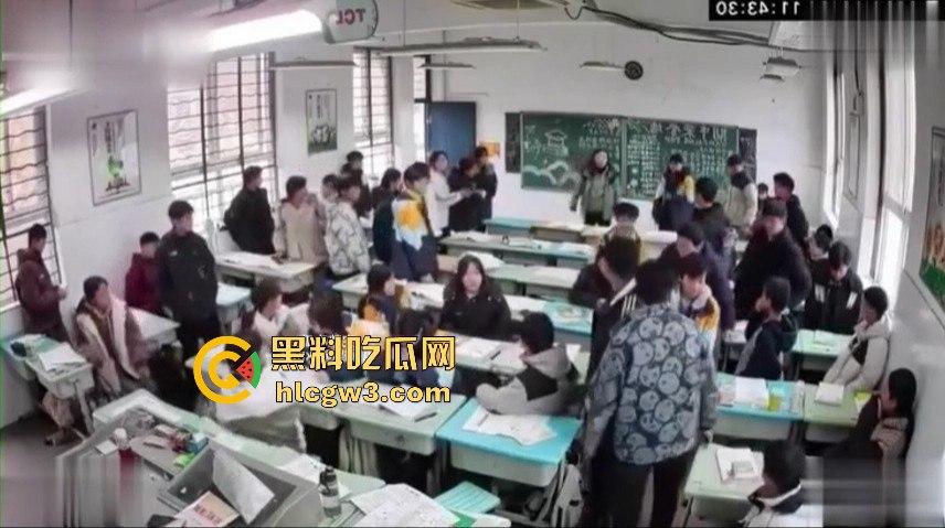 山东班主任女老师用戒尺教育学生被反击!遭学生当场辱骂殴打,男同学拉不住场面失控!-12
