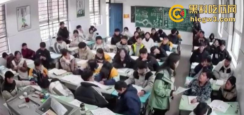 山东班主任女老师用戒尺教育学生被反击!遭学生当场辱骂殴打,男同学拉不住场面失控!-14
