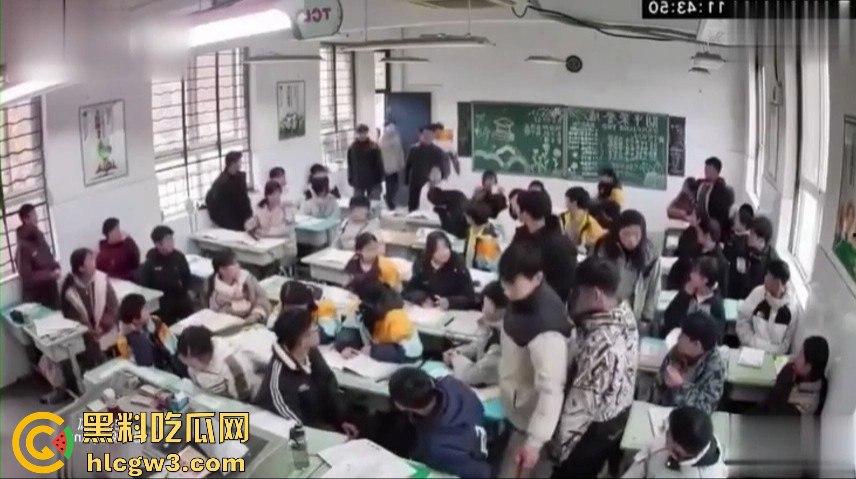 山东班主任女老师用戒尺教育学生被反击!遭学生当场辱骂殴打,男同学拉不住场面失控!-15