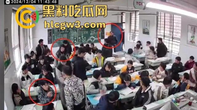山东班主任女老师用戒尺教育学生被反击!遭学生当场辱骂殴打,男同学拉不住场面失控!-16