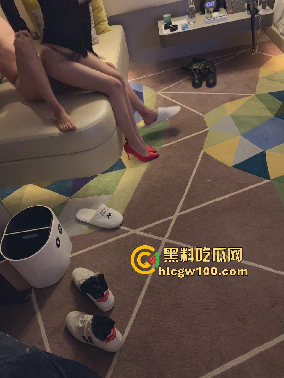 东航空姐女神【凌悦】穷人眼里的高冷女神,富人胯下的精盆母狗,丝袜美腿任人玩弄,有钱就能内射到爽!-20