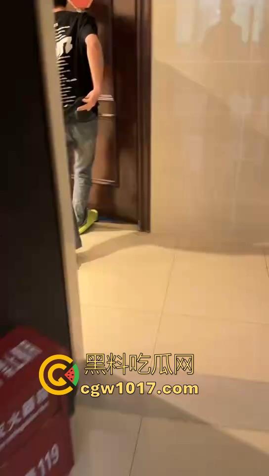 精神小伙上门捉奸!正准备脱裤子开操就遭正牌男友当场捉个正着,拳打脚踢还用菜刀架脖子上!逼没操到被打了一顿!-1