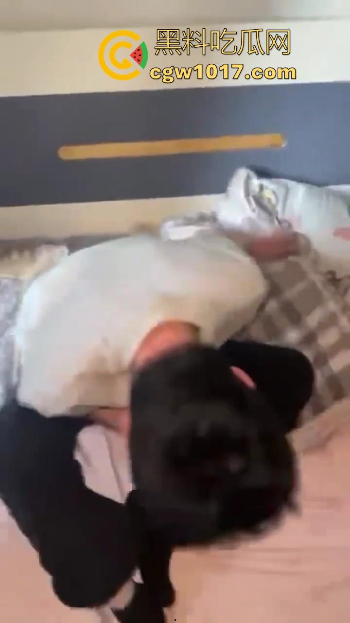 精神小伙上门捉奸!正准备脱裤子开操就遭正牌男友当场捉个正着,拳打脚踢还用菜刀架脖子上!逼没操到被打了一顿!-5