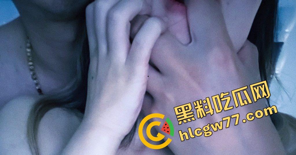 华津传媒大学反差巨乳女神【蒲珊】露出癖被网调带崩，室外自慰视频泄露流出，白奶抖成浪花！-12