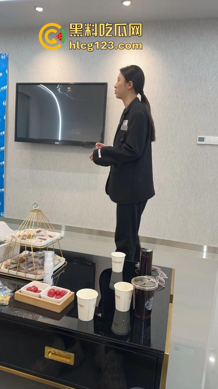 健身房惊爆骚操作!男子脱下医美女内裤猛闻,还在群里直播,内裤上沾着分泌物!-8