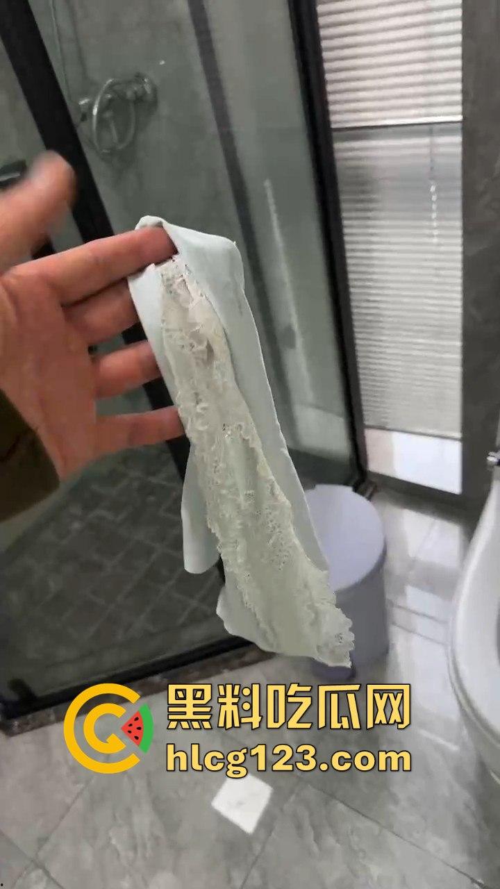 健身房惊爆骚操作!男子脱下医美女内裤猛闻,还在群里直播,内裤上沾着分泌物!-10