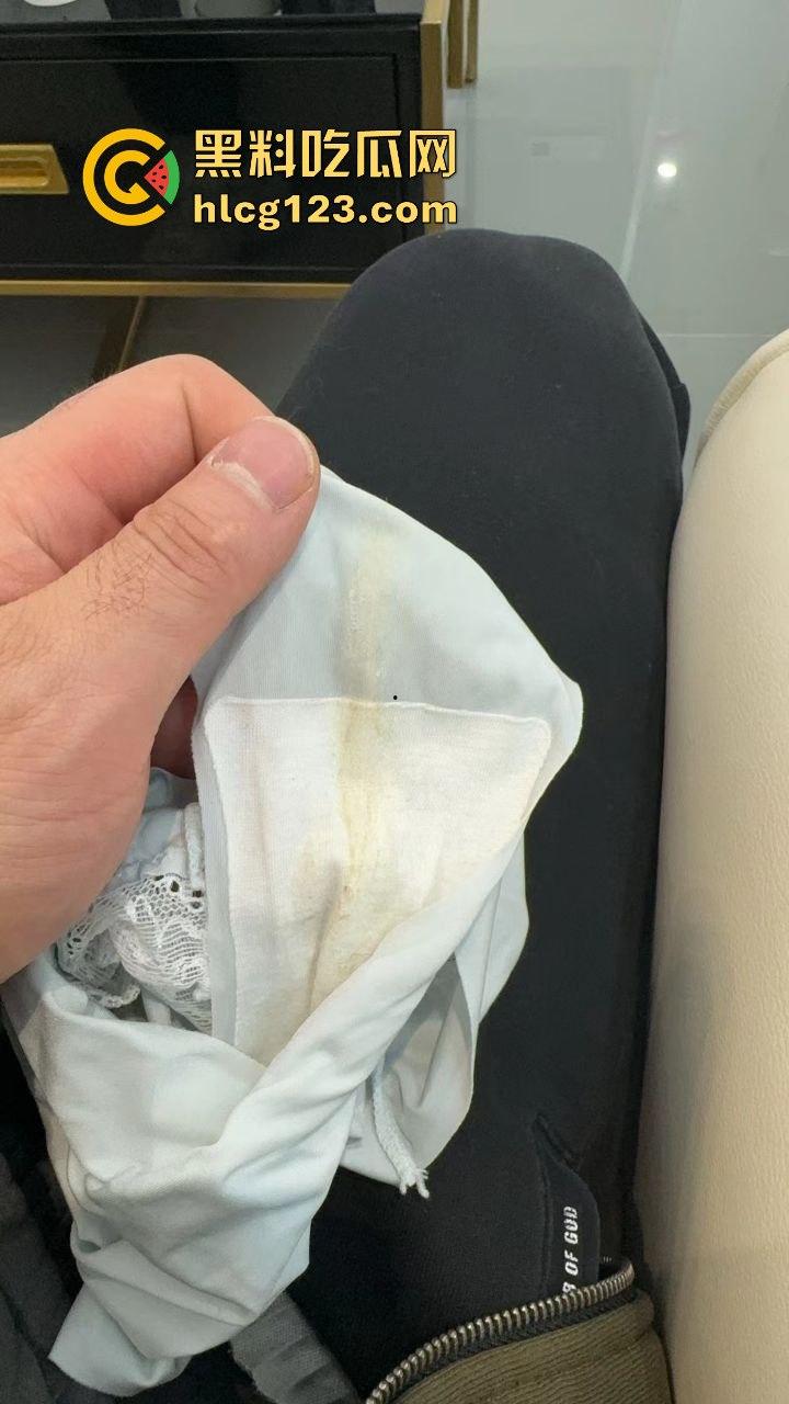 健身房惊爆骚操作!男子脱下医美女内裤猛闻,还在群里直播,内裤上沾着分泌物!-12