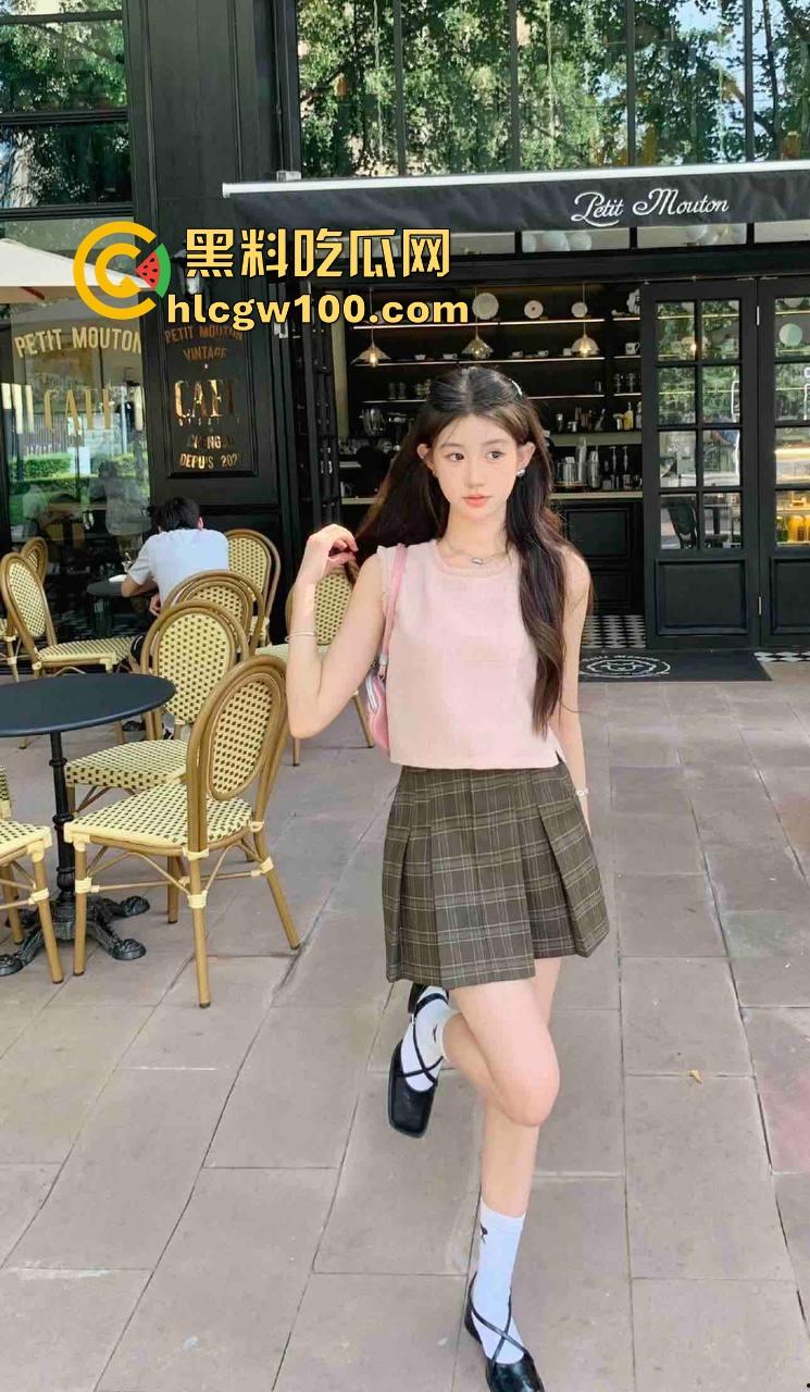 广西老表带00后精神小妹去纹身,穿操我内裤都不够骚,纹完屁股骚气拉满,谁脱裤子看见这纹身不直接跪?-1