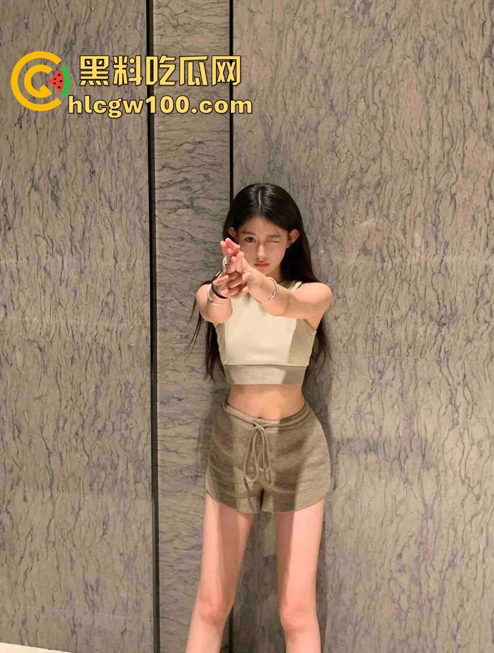 广西老表带00后精神小妹去纹身,穿操我内裤都不够骚,纹完屁股骚气拉满,谁脱裤子看见这纹身不直接跪?-3