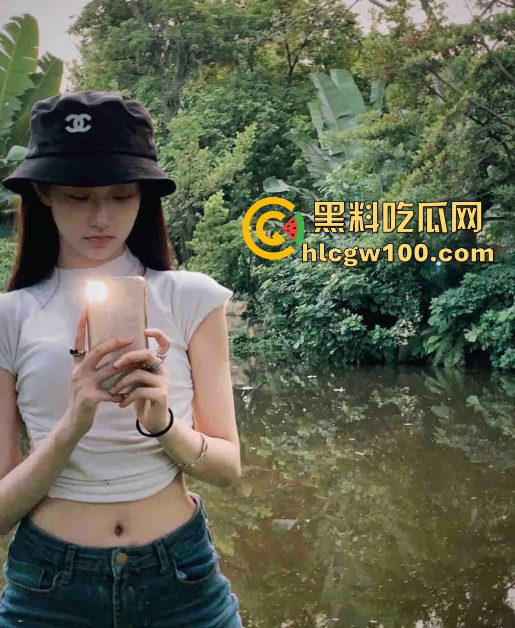 广西老表带00后精神小妹去纹身,穿操我内裤都不够骚,纹完屁股骚气拉满,谁脱裤子看见这纹身不直接跪?-4