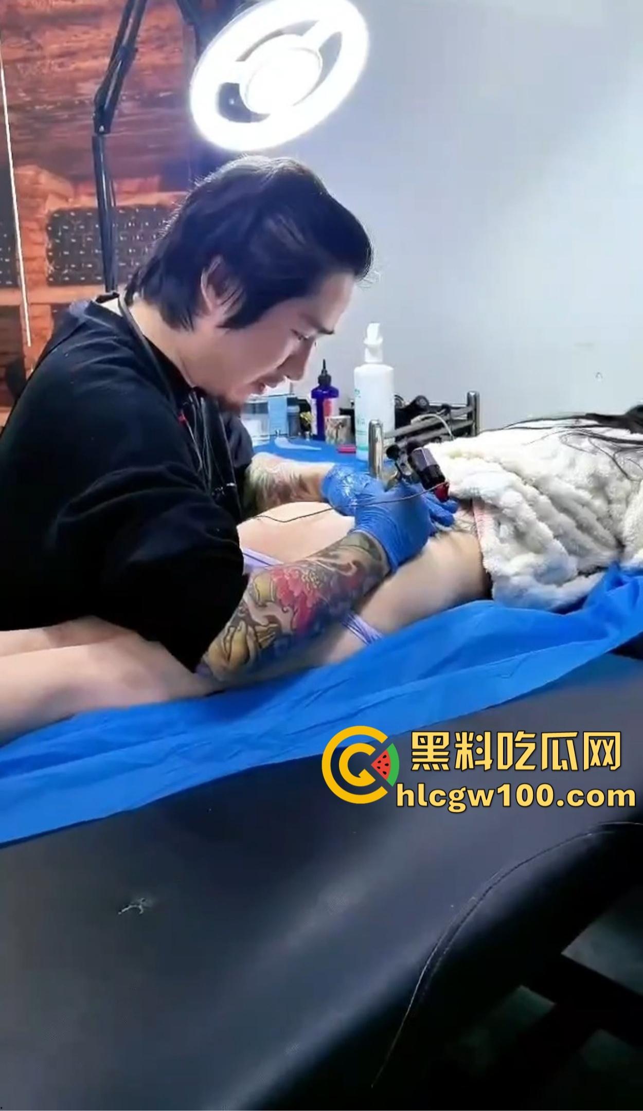 广西老表带00后精神小妹去纹身,穿操我内裤都不够骚,纹完屁股骚气拉满,谁脱裤子看见这纹身不直接跪?-10