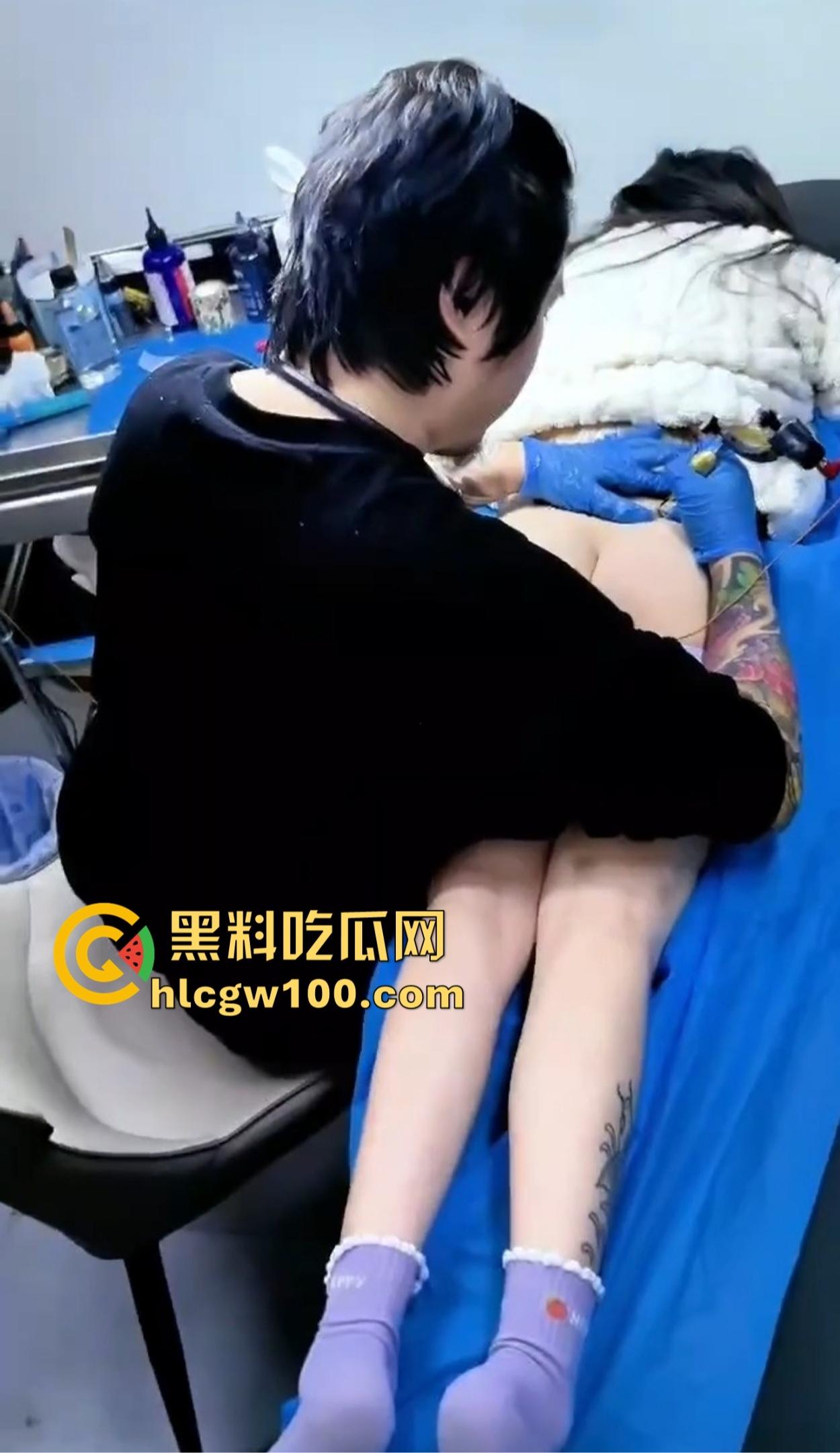 广西老表带00后精神小妹去纹身,穿操我内裤都不够骚,纹完屁股骚气拉满,谁脱裤子看见这纹身不直接跪?-13