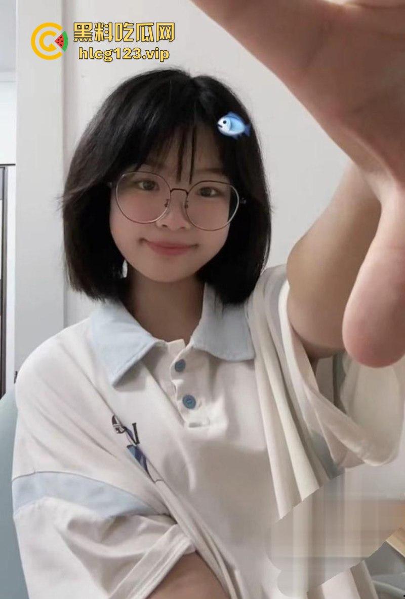 瓜友投稿!调教清纯短发高中生【李嘉琪】浴室淫荡裸聊 全程自慰抽插美腿翘起诱惑无限!-7