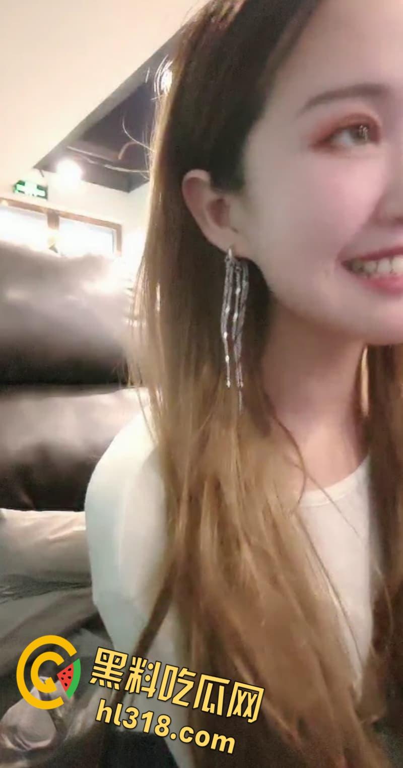 曾经网吧公厕女王【小性感】 强势回归,公厕狼牙四指插穴,爽到忍不住娇喘,喷溅淫汁浑身抽搐!-3