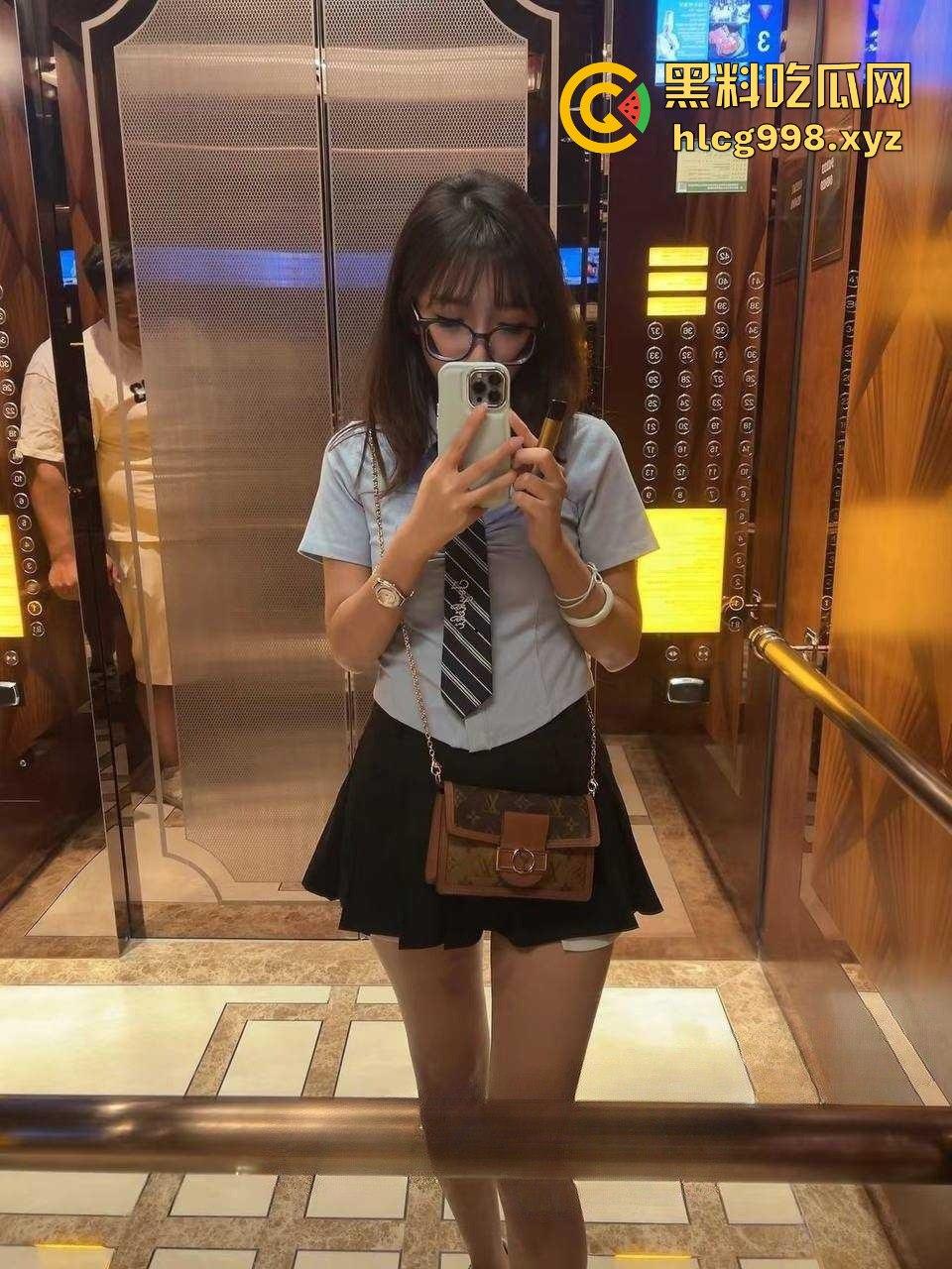 上海国企职工【舒涵雨】傍上司,渔网黑丝穿给上司看!男友出门就开房,出轨全程录屏留念!-2