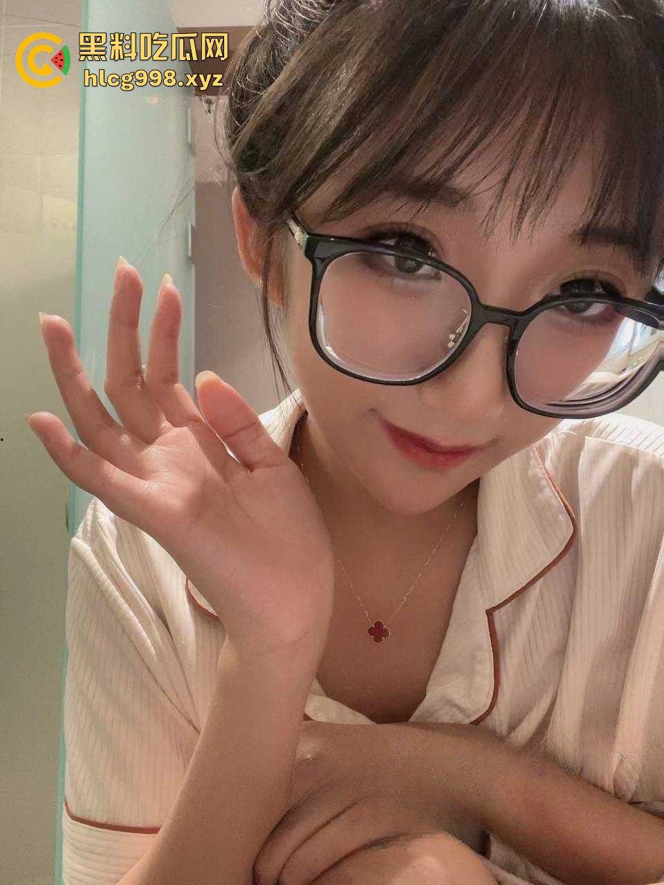 上海国企职工【舒涵雨】傍上司,渔网黑丝穿给上司看!男友出门就开房,出轨全程录屏留念!-3