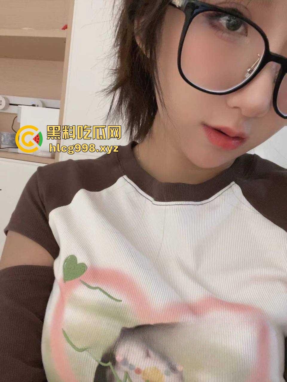 上海国企职工【舒涵雨】傍上司,渔网黑丝穿给上司看!男友出门就开房,出轨全程录屏留念!-4