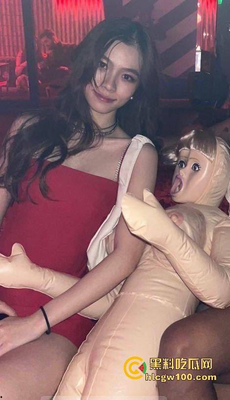 美国加州大学留学生【孙敏云】牧羊犬体质国外被老外开发，双飞玩到嗷嗷叫，一个逼塞一个嘴吃，真把洋人伺候得服服帖帖！-7