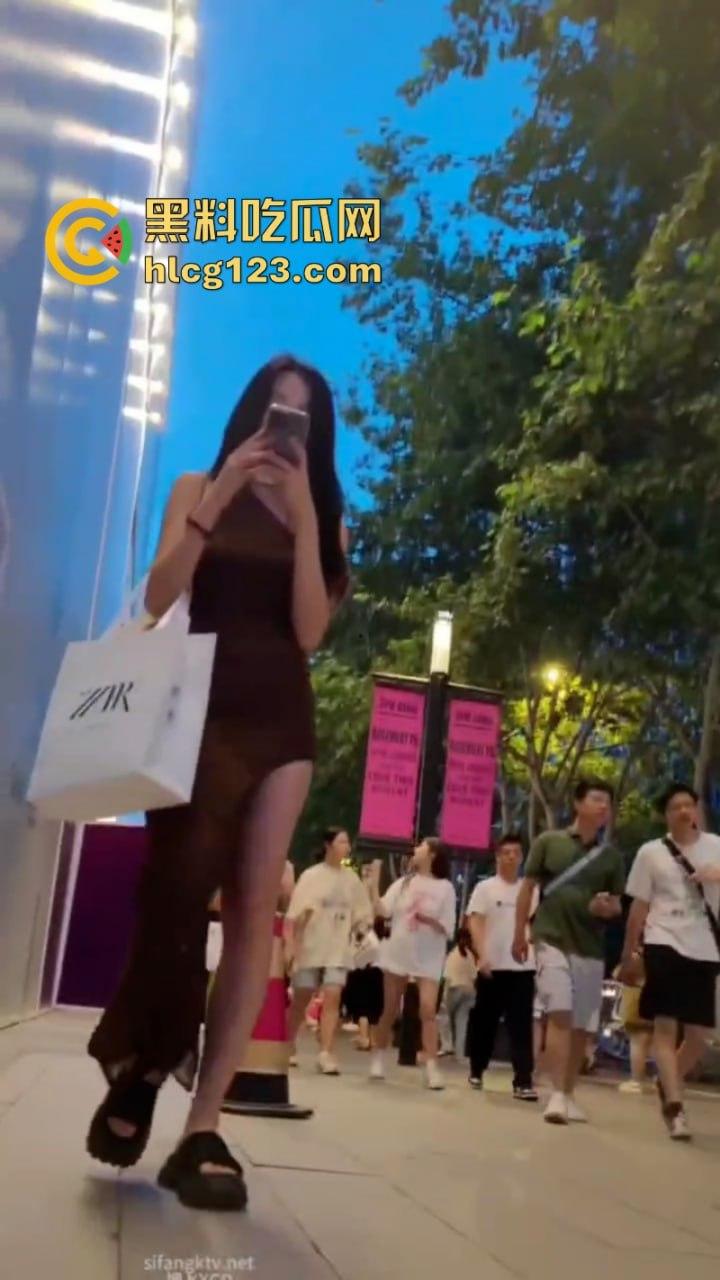 姑娘你以为穿长裙就安全了?极品美女裙底被偷拍浑然不知 白色逼缝一览无余-3