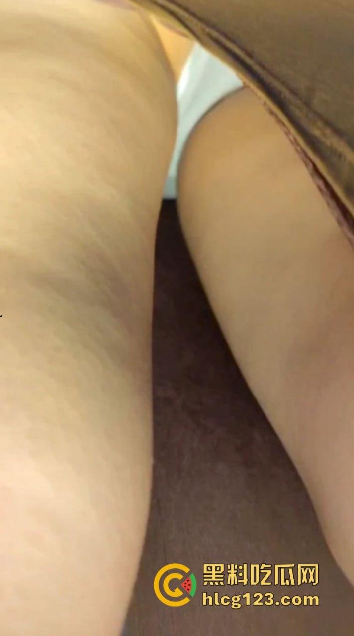 姑娘你以为穿长裙就安全了?极品美女裙底被偷拍浑然不知 白色逼缝一览无余-9