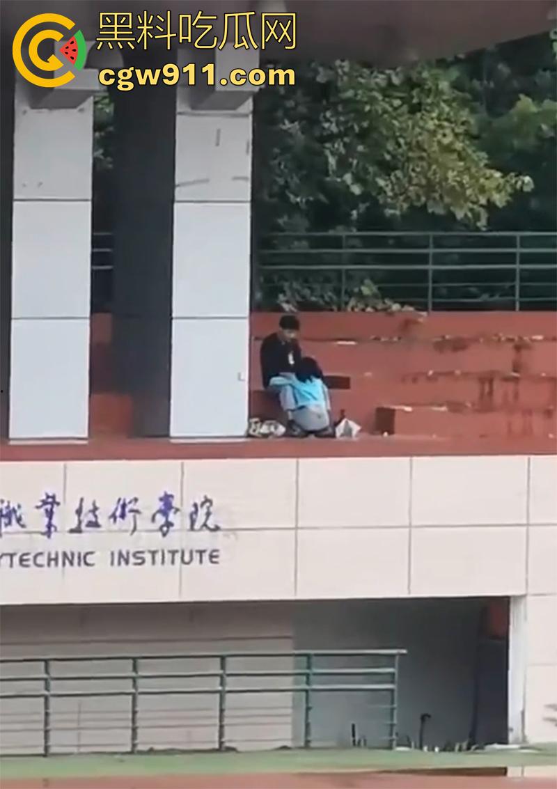 陕西工业职业技术学院,操场看台角落,一对狗男女大玩口交吃鸡,据说这男的还是骚逼男友的室友,玩的真花花啊!-4