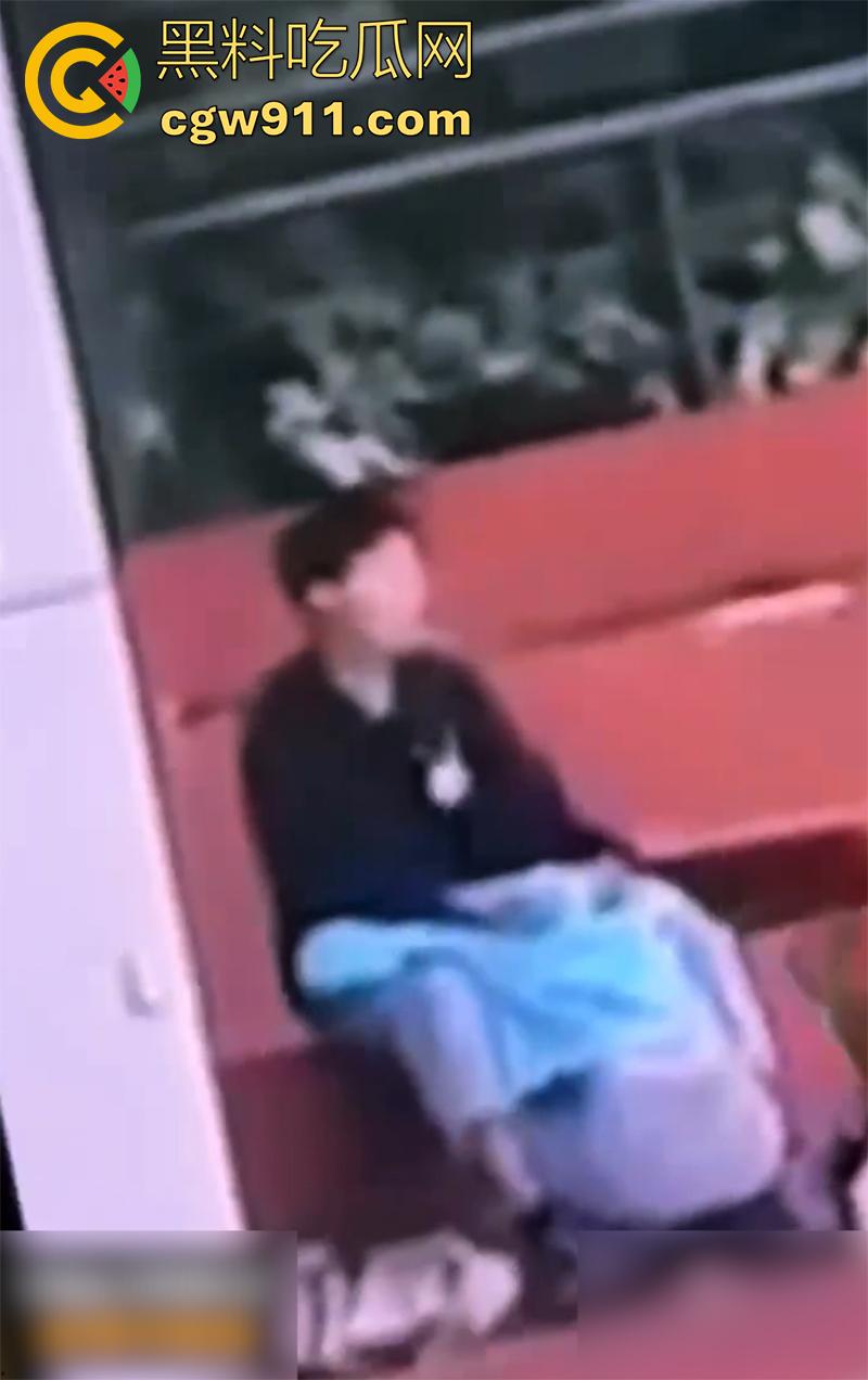 陕西工业职业技术学院,操场看台角落,一对狗男女大玩口交吃鸡,据说这男的还是骚逼男友的室友,玩的真花花啊!-5