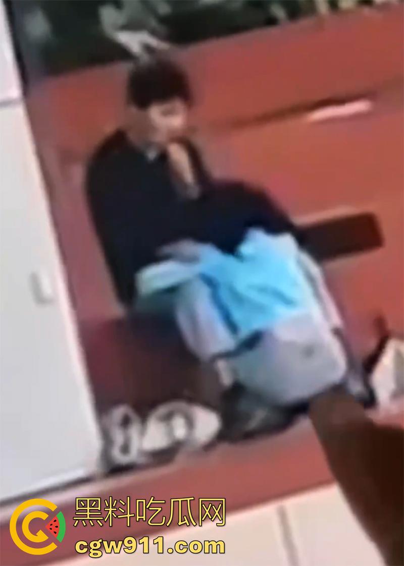 陕西工业职业技术学院,操场看台角落,一对狗男女大玩口交吃鸡,据说这男的还是骚逼男友的室友,玩的真花花啊!-6
