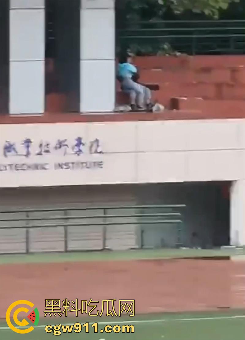 陕西工业职业技术学院,操场看台角落,一对狗男女大玩口交吃鸡,据说这男的还是骚逼男友的室友,玩的真花花啊!-7