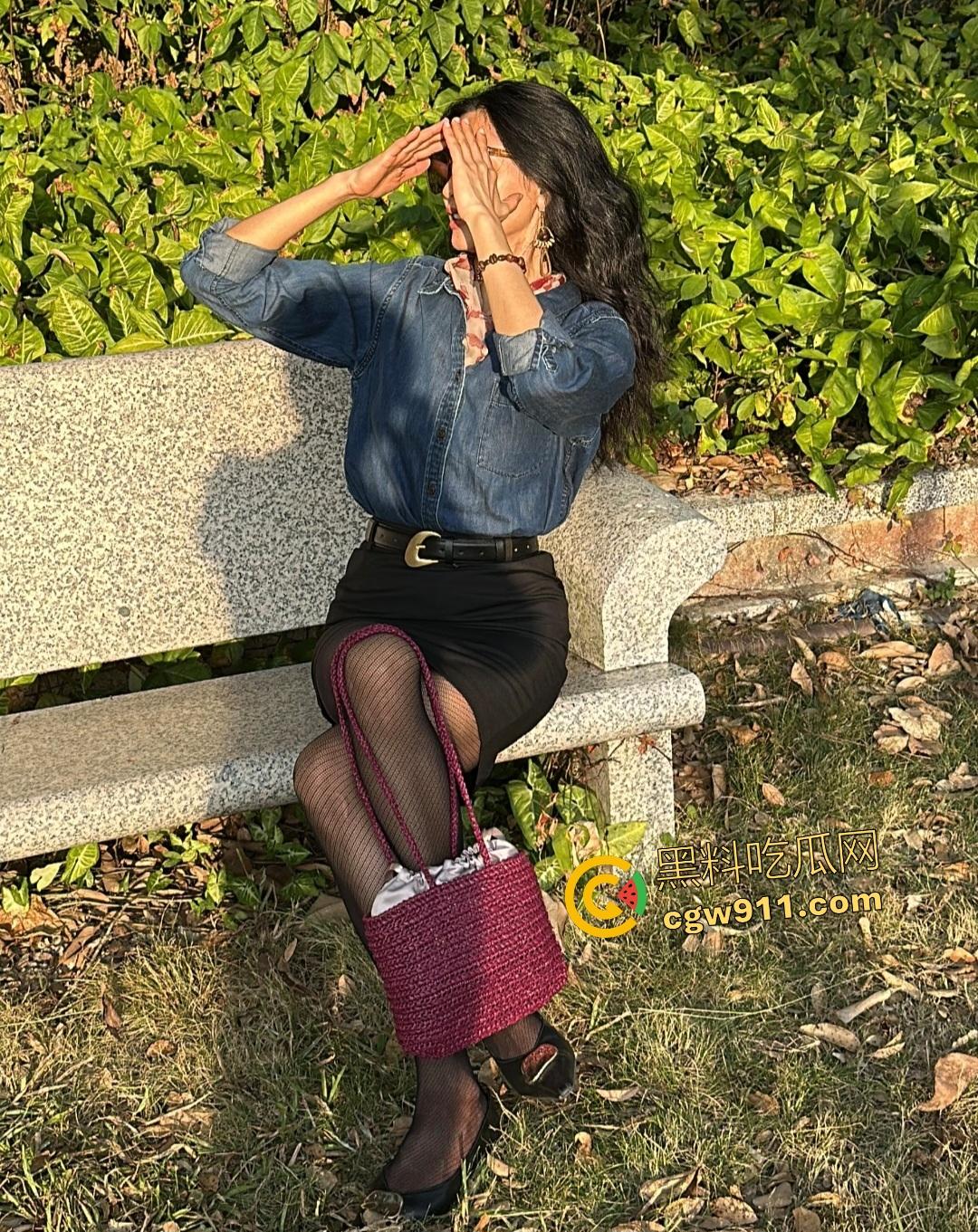 美少妇【文清】烈焰红唇深喉口交大肉棒,边聊天边吞精爽翻天,眼镜男狂操骚嘴一脸满足!-1