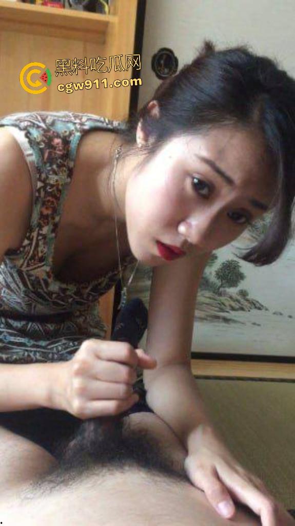 美少妇【文清】烈焰红唇深喉口交大肉棒,边聊天边吞精爽翻天,眼镜男狂操骚嘴一脸满足!-2