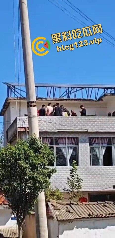 河南淮滨县天价彩礼闹剧!结婚当天临时加价18万,新娘跑上婚车,哥哥躺地上耍流氓拦车!-1