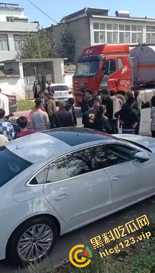 河南淮滨县天价彩礼闹剧!结婚当天临时加价18万,新娘跑上婚车,哥哥躺地上耍流氓拦车!-3