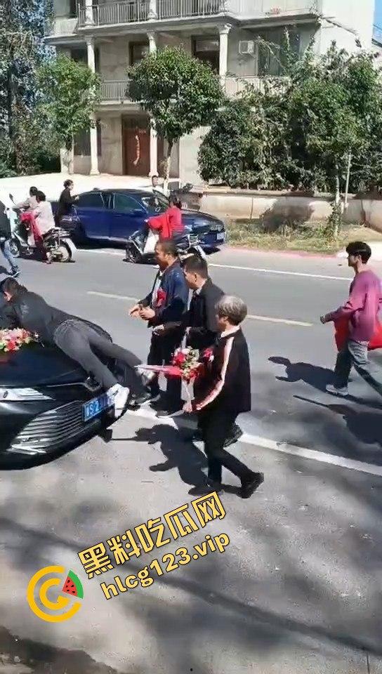 河南淮滨县天价彩礼闹剧!结婚当天临时加价18万,新娘跑上婚车,哥哥躺地上耍流氓拦车!-6