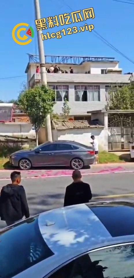 河南淮滨县天价彩礼闹剧!结婚当天临时加价18万,新娘跑上婚车,哥哥躺地上耍流氓拦车!-7