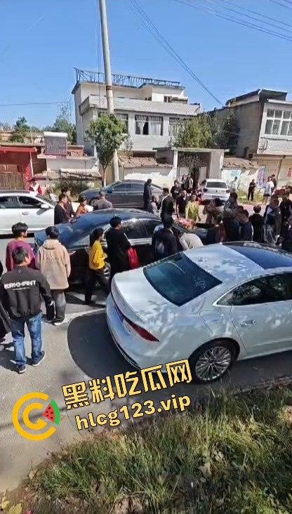 河南淮滨县天价彩礼闹剧!结婚当天临时加价18万,新娘跑上婚车,哥哥躺地上耍流氓拦车!-9
